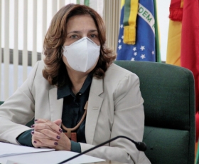 Reitora Márcia Abrahão durante visita de cortesia do Diretor-Geral do Instituto Cervantes de Madri, Sr. Luis Garcia Montero. Foto: Beto Monteiro/Ascom. 16/02/2022